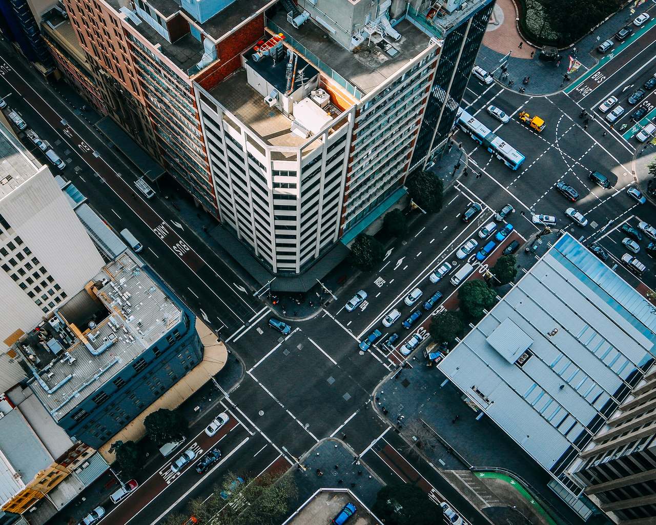 Vista aérea de un cruce urbano con edificios y avenidas con tráfico